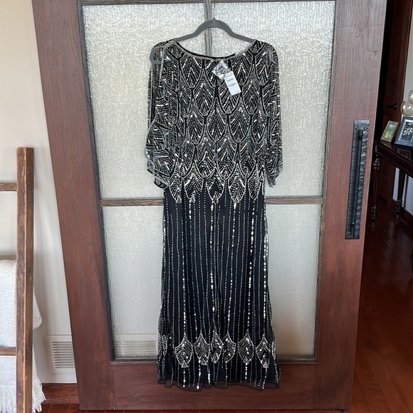 Pisarro Nights
Pisarro Nights Cold Shoulder Short Sleeve Gown Black/silver Sz 4 - Picture 8 of 13